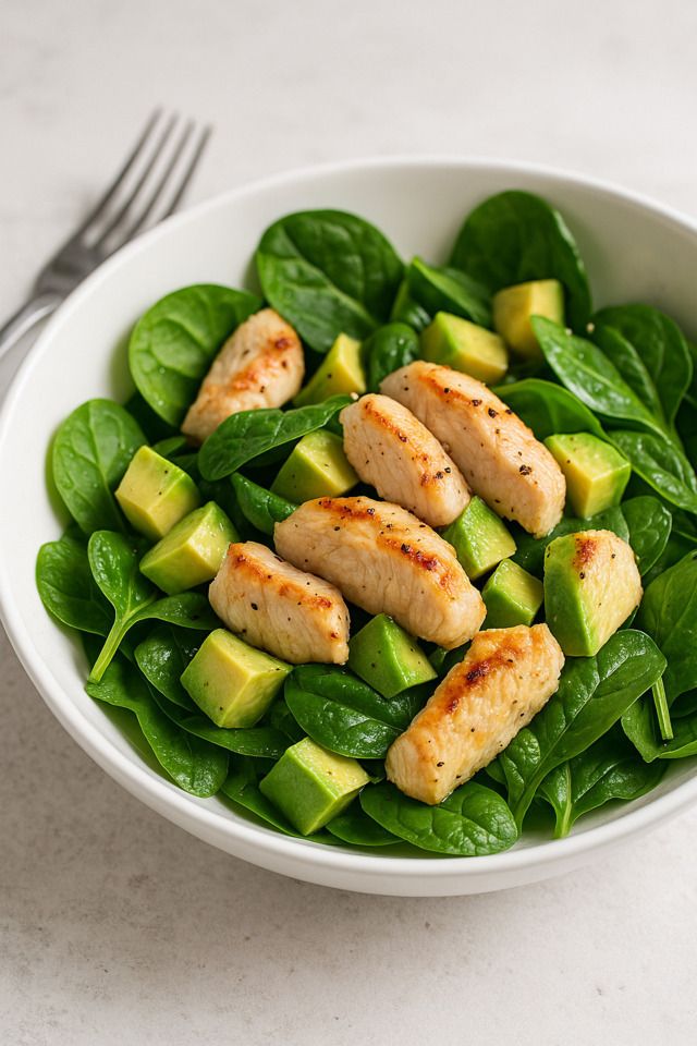 Imagen de Ensalada tibia de pechuga de pollo con espinaca y palta